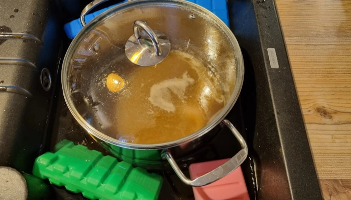 Kühlen der Würze im Waschbecken mit Eispacks