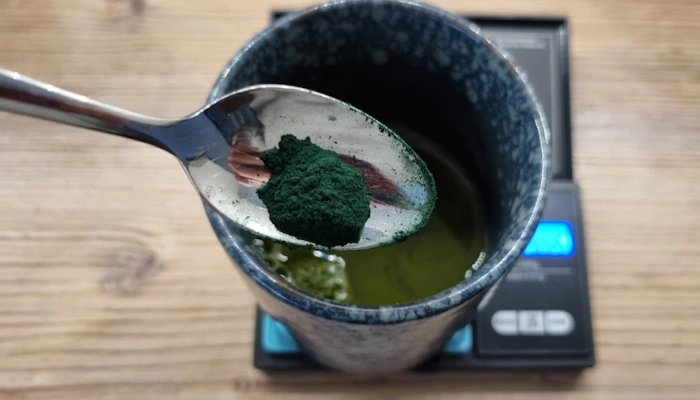 Nur 1g Spirulina-Pulver dürfte auf 5l leicht reichen!