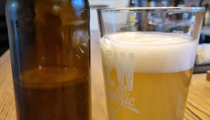 eine Flasche Schierlinger Pils neben dem Gär-Eimer