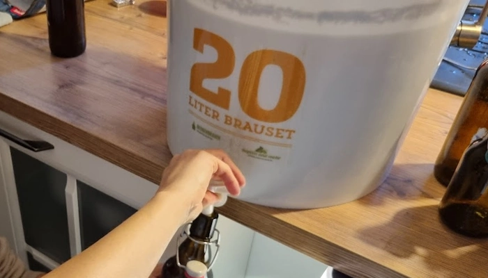 Die Ehe-Gattin zapft das Bier zur Flaschenlagerung