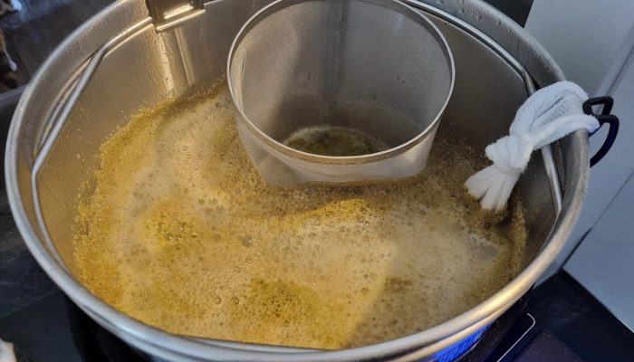 Hopfensieb und Hopfen-Säckchen mit Hopen und Gewürzen