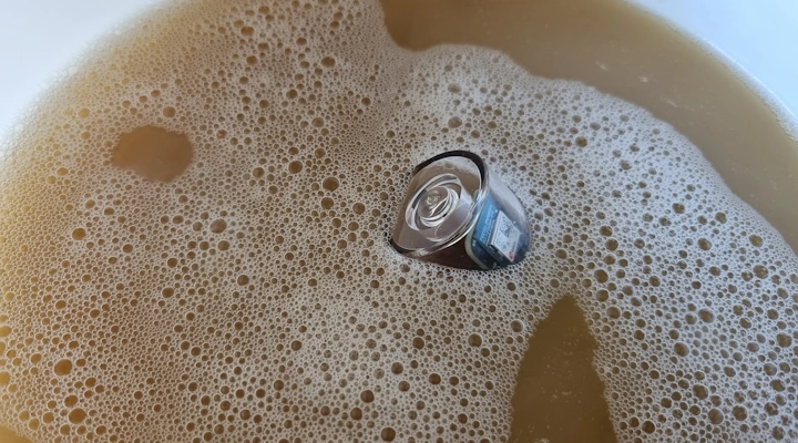 Tilt Hydrometer schwimmt im Bier